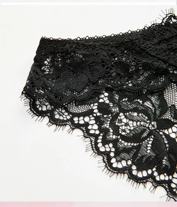 Détail de dentelle florale noire délicate avec bordure de cils sur culotte taille basse