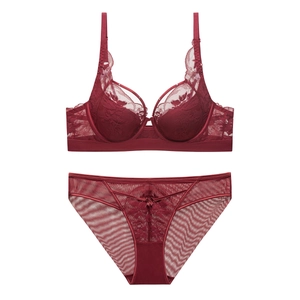 Ensemble lingerie en dentelle bordeaux avec soutien-gorge à armatures et culotte assortie