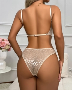 Vue détaillée du dos d'un ensemble de lingerie en dentelle beige avec dos nu en U
