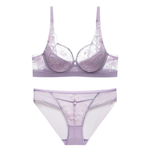 Elegante set di lingerie in pizzo lilla con reggiseno con ferretto e slip in mesh