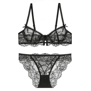 Ensemble lingerie en dentelle noire élégante avec motifs floraux et petits nœuds