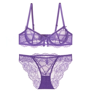 Détail d'un ensemble de lingerie en dentelle violette avec motifs floraux et soutien-gorge