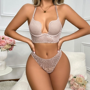 Ensemble de lingerie léopard à col en U profond avec résille et culotte haute sexy