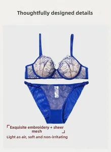 Dettaglio del set di lingerie blu scuro con ricamo floreale e mesh trasparente