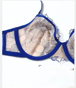 Dettaglio di reggiseno in pizzo blu reale con ricamo floreale e tessuto in mesh sottile