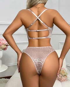 Détail arrière du soutien-gorge léopard rose avec fines bretelles croisées et string