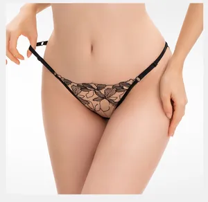 Dettaglio di slip in pizzo floreale nero con spalline sottili e cavallo in cotone