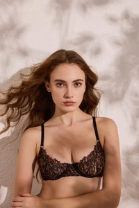 Dettaglio del reggiseno in pizzo francese con motivo animalier e fiocco delicato