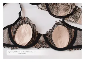Dettaglio del reggiseno in pizzo ricamato con coppe a orecchio di coniglio e bordini