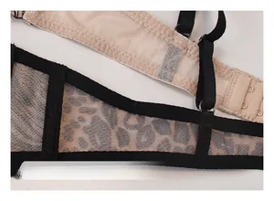 Dettagli delle spalline regolabili e del retro in mesh leopardato trasparente sul reggiseno