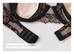 Dettaglio del reggiseno in pizzo leopardato con chiusura a tre file e spalline