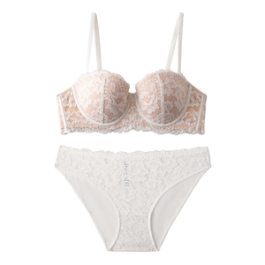 Ensemble lingerie en dentelle blanche avec soutien-gorge push-up et culotte assortie