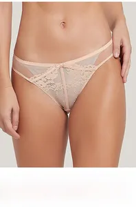 Dettaglio di slip in pizzo rosa chiaro e mesh con fiocco, focus su tessuto trasparente