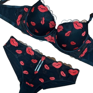 French style sexy black lace lingerie set with red lip embroidery and push up bra