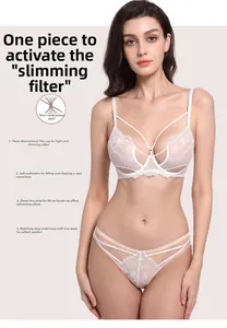 Vue détaillée de l'ensemble lingerie en dentelle blanche avec bonnets 3D et sangles