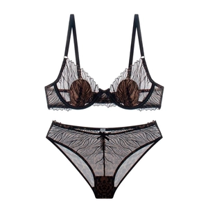 Set lingerie francese in pizzo ricamato con motivi a foglie e spalline sottili