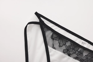 Détail de culotte en résille blanche style français avec dentelle noire et coton