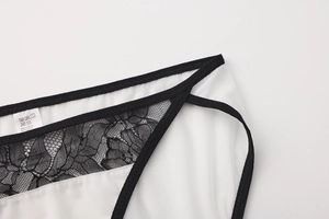 Gros plan détaillé sur la broderie de dentelle et le tissu en maille de ce slip femme