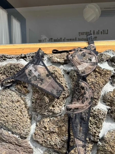 Gros plan détaillé de la broderie en dentelle florale noire sur l'ensemble soutien-gorge
