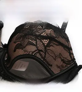 Vue détaillée de la dentelle florale noire transparente et de la maille sur le bonnet du soutien-gorge