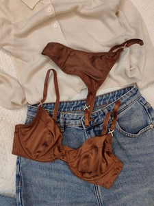 Flachbild von braunem Satin-Lingerie-Set mit Strass-X-Schnalle und Bügel-Cups für Damen