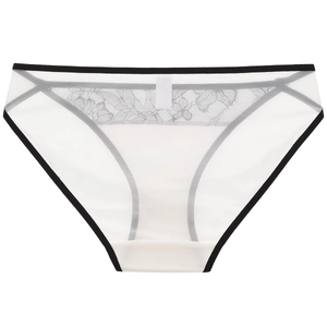 Détail de la culotte en dentelle blanche avec bordure noire et broderie florale fine