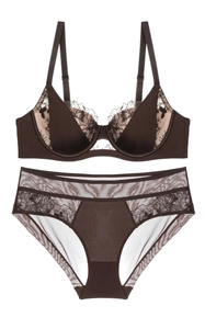 Détail de l'ensemble de lingerie marron foncé avec dentelle florale et mesh brodé