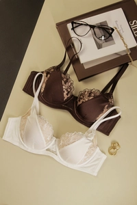Vue détaillée des soutiens-gorge en dentelle brodée café et beige en satin soyeux