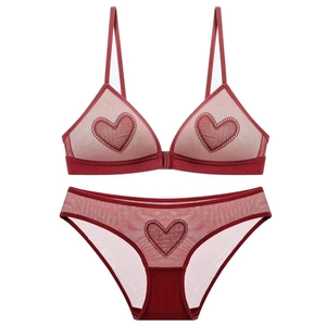 Set lingerie in pizzo rosso con ricamo a cuore e chiusura anteriore centrale
