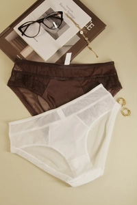 Vue à plat de culottes en dentelle florale et mesh en marron café et blanc pur