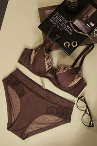 Détail de la broderie florale marron et du mesh transparent sur cet ensemble lingerie sexy