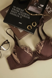 Détail d'un soutien-gorge en dentelle marron foncé avec broderie florale et satin chic