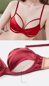 Nahaufnahme eines roten Satin-BHs mit schickem Cut-out-Design und seidiger Stoffstruktur