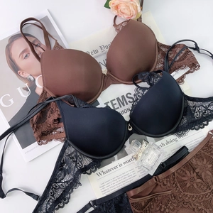 Ensemble de lingerie en dentelle avec pendentif cœur et détails de soutien-gorge push-up