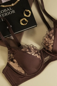 Vue détaillée du soutien-gorge en dentelle marron foncé avec broderies et satin