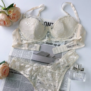 Ensemble de lingerie en dentelle crème avec roses et ambiance romantique française