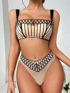 Dettaglio del set lingerie francese a mezza coppa con ricami geometrici neri