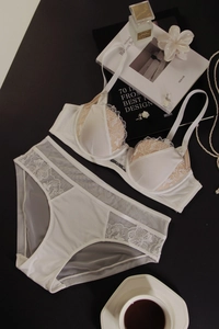 Détails de broderie florale et dentelle festonnée sur cet ensemble de lingerie
