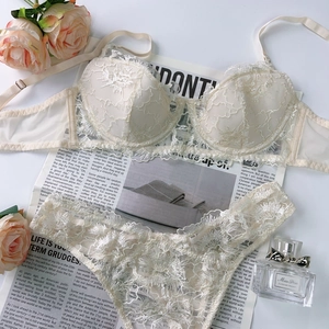 Détails de broderie florale sur ensemble lingerie en dentelle crème avec rose et parfum