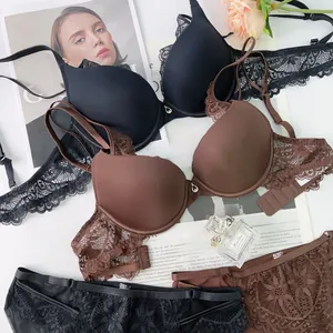 Détails des soutiens-gorge en dentelle avec broderies et pendentifs métalliques