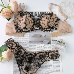 Ensemble lingerie en dentelle florale sur tulle chair avec bretelles réglables