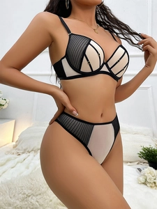 Dettaglio di un set lingerie sexy due pezzi in mesh nero con reggiseno a V profondo