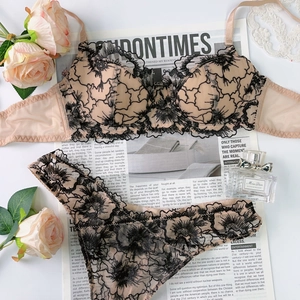 Gros plan détaillé de l'ensemble de lingerie en dentelle française avec broderie florale