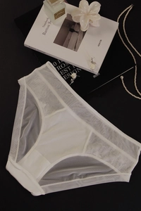 Vue détaillée de la culotte en tulle blanc transparent avec perles et fleurs élégantes