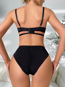 Vue arrière détaillée d'un ensemble de lingerie noire sans couture avec lacets et ajours