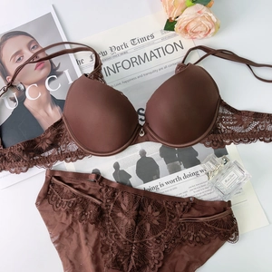 Vue détaillée d'un ensemble de lingerie en dentelle marron foncé avec décor