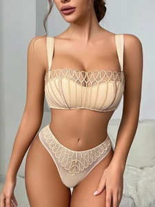 Dettaglio del set lingerie beige con pizzo circolare traforato e cuciture trapuntate