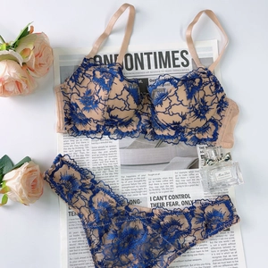 Ensemble lingerie dentelle abricot avec broderies florales bleues et bordure en dentelle