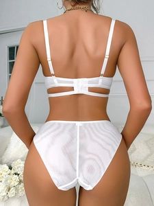 Vue arrière d'un ensemble de lingerie en mesh blanc avec soutien-gorge à fines brides