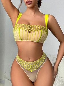 Vista dettagliata del set di lingerie francese in mesh con ricami verde neon brillanti